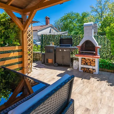 Ida, A Charming In A Rustic Setting Tatil Evi Potpićan