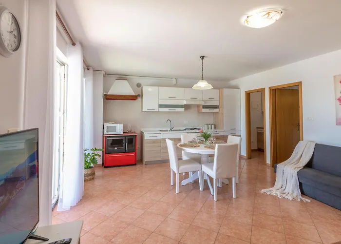 Vakantiehuis Ida, A Charming In A Rustic Setting *