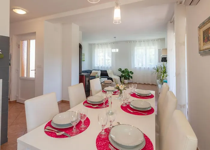 Vakantiehuis Ida, A Charming In A Rustic Setting Potpićan