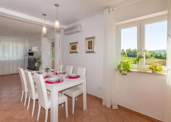 Vakantiehuis Ida, A Charming In A Rustic Setting *