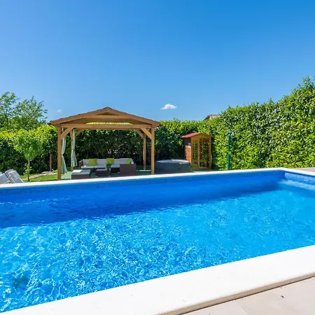 Ida, A Charming In A Rustic Setting Holiday home